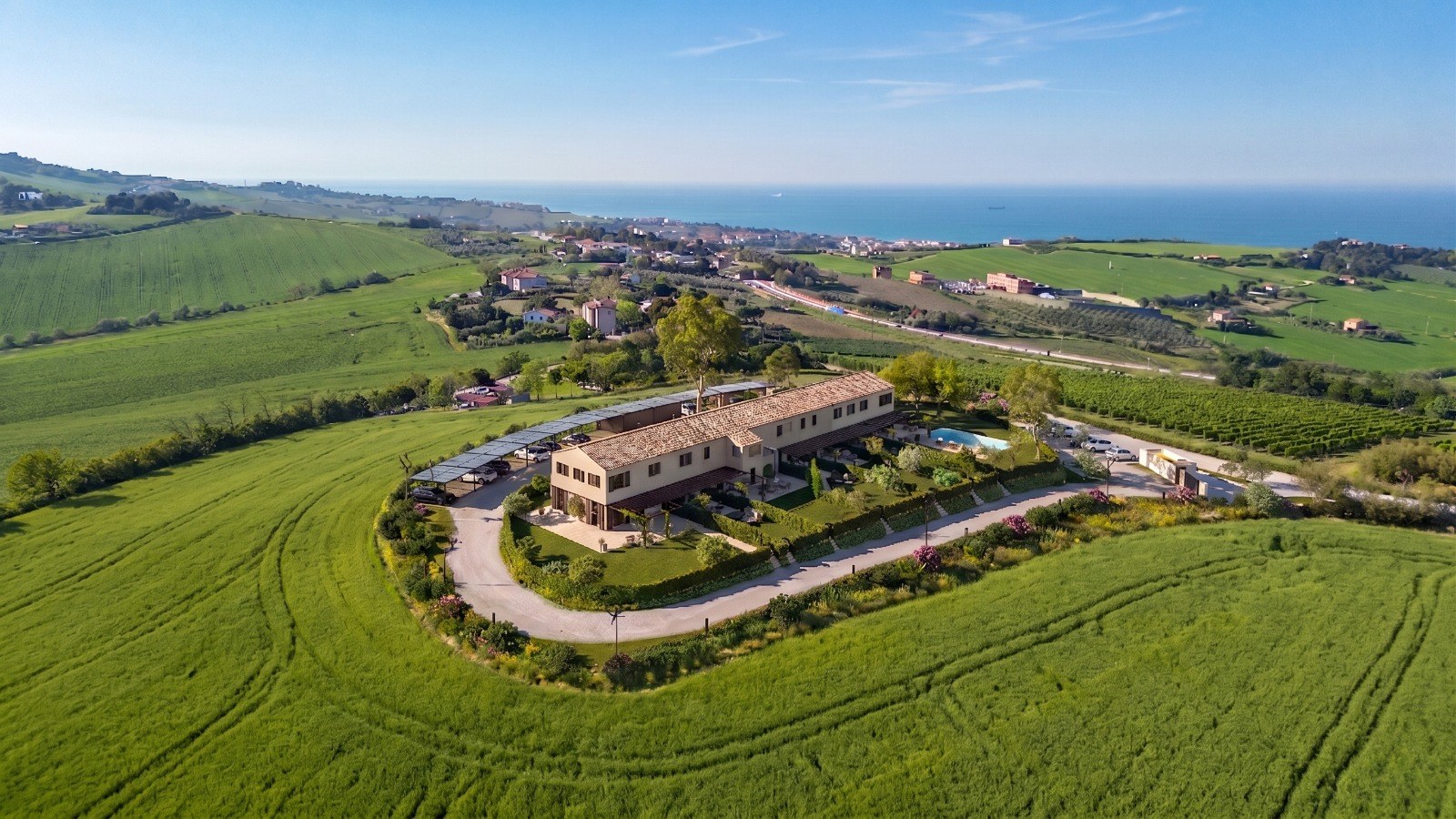 Utopia Living — vista aerea sulla campagna marchigiana e il mare Adriatico